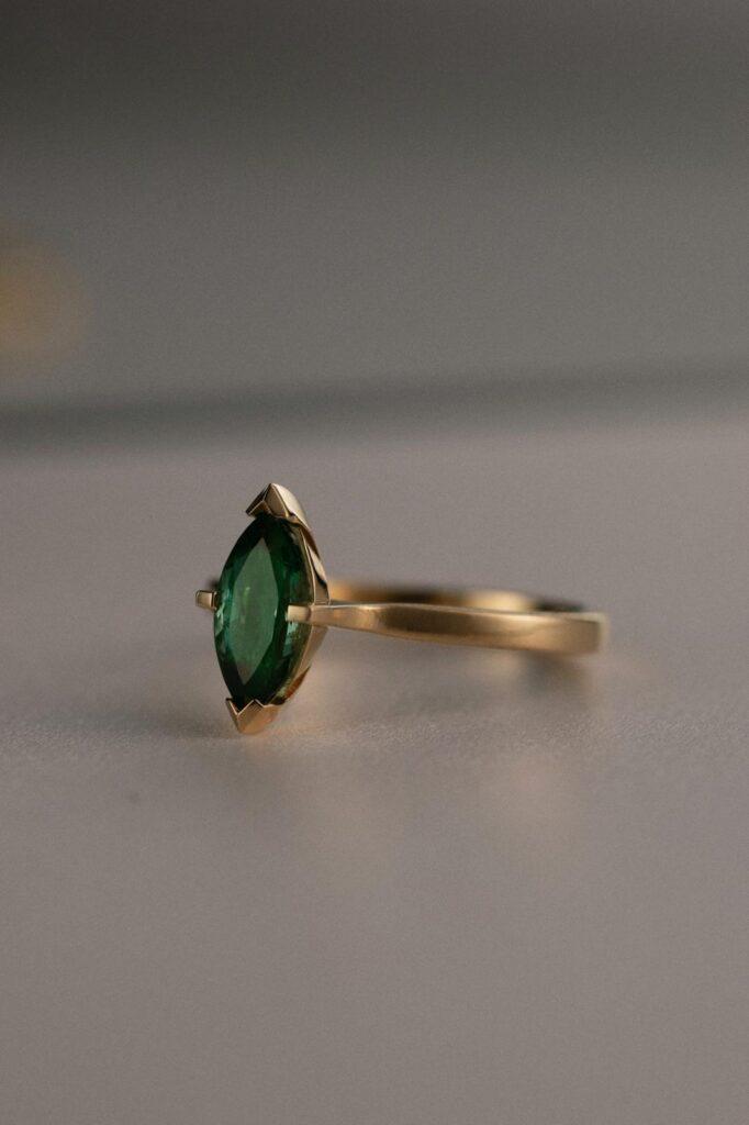 groene edelsteen in ovaalvorm op gouden ring