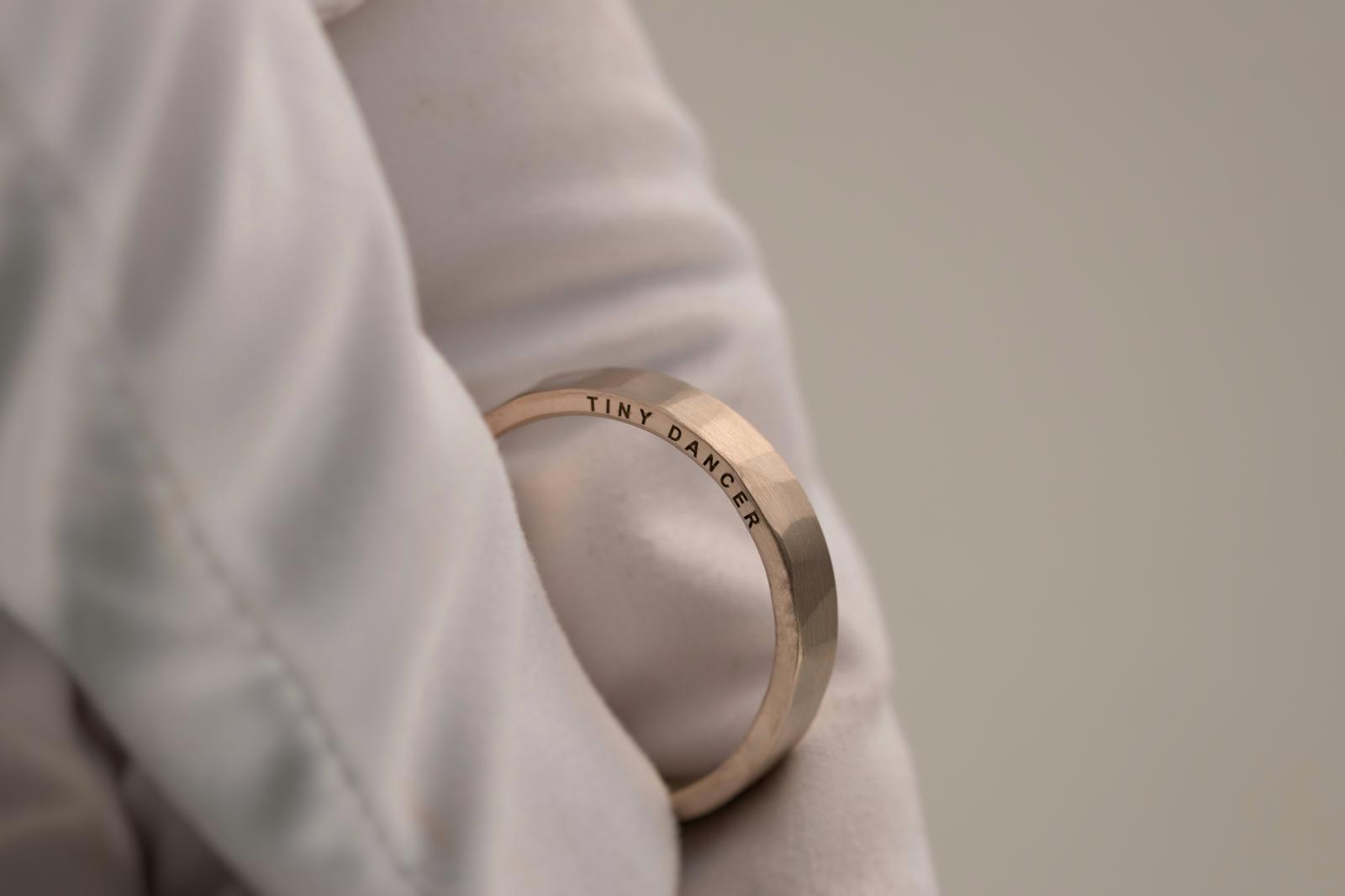 18kt gouden trouwring met gegraveerde naam handgemaakt door Margot Declerck